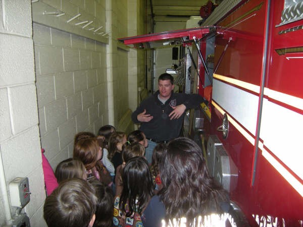 FF Gurdineer Shows Ladder 35 To Local Brownie Troop On 3/26/09